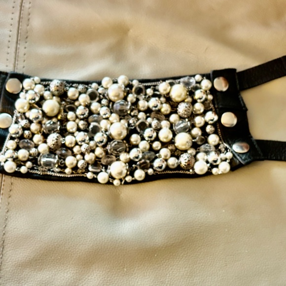 Spectacular Pearl and Crystal embedded Neck Cuff - Picture 4 of 9
